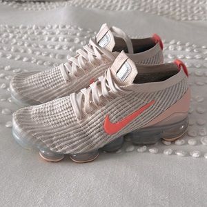 ✨Woman’s Nike Air Vapormax, Size 9. ✨Used, but only worn a couple of times. EUC✨